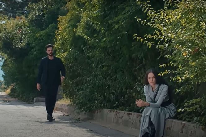 Po chwili Yaman zmienia zdanie i zatrudnia Nanę jako opiekunkę 