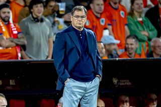 Jan Urban zaskoczył strojem na mecz z Holandią. Postawił na styl, który jest hitem sezonu