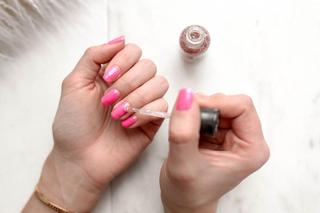 Squoval nails to trend w manicure, który skradł serca Polek. Taki paznokcie są szykowne i wygodne