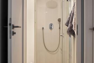 Aranżacja: szara łazienka. Tynk strukturalny i piękna wanna