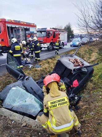 POTWORNY WYPADEK w Łososinie Dolnej! Z samochodu niewiele zostało