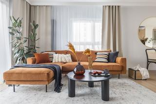 W tym warszawskim mieszkaniu królują rudości i odcienie niebieskiego. To wnętrza, w których nie sposób się nudzić