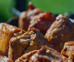 Powodują zgagę, niestrawność, podnoszą cholesterol. Polacy się nimi zajadają