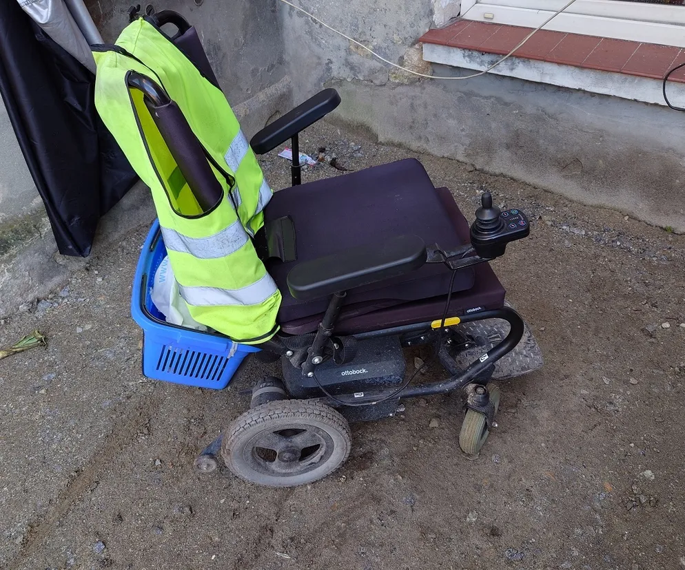 Byli tak pijani, że nie mogli chodzić, więc „pożyczyli” wózek inwalidzki. Teraz postawiono im zarzuty