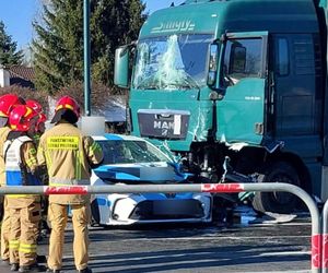 Ciężarówka staranowała pięć samochodów! Potężny wypadek w Krakowie 