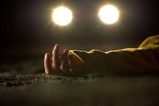 Samochód przejechał mężczyznę, który leżał na drodze. 66-latek nie żyje 