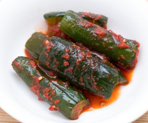 Ogórkowe kimchi: przepis na kiszone ogórki po koreańsku