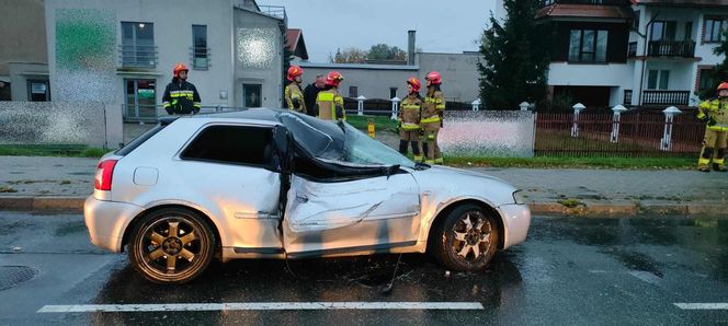 Kraksa przy galerii w Tarnowie. Opel zderzył się z audi