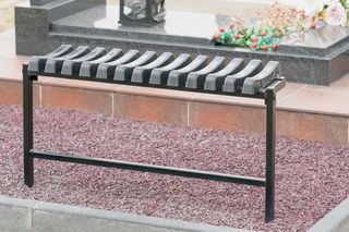 Ławka przy grobie to częsty widok na cmentarzu. Jednak nie każdy może sobie ją dowolnie postawić. Trzeba spełnić ten warunek