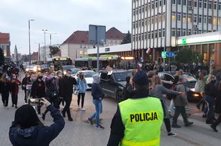 Strajk kobiet w Olsztynie. Aktor wziął udział w proteście. Skończył w radiowozie [WIDEO]