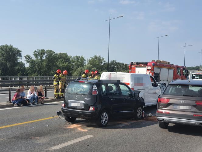 Karambol na Moście Łazienkowskim! Dwie osoby trafiły do szpitala, gigantyczny korek do centrum