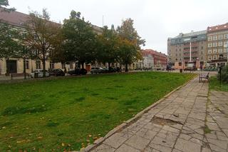 Zniszczony chodnik na placu Orła Białego