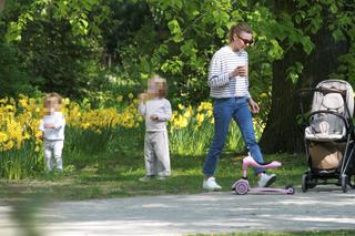 Kasia Tusk z córeczkami na spacerze