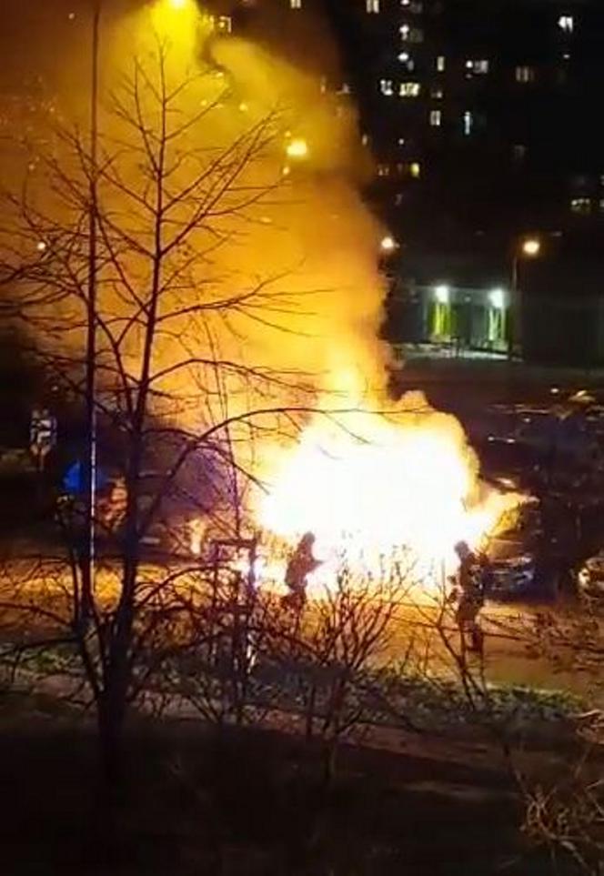 Ogromny pożar na Bródnie, samochód płonął jak pochodnia