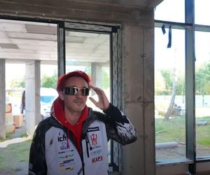 Michał Wiśniewski na budowie swojego domu