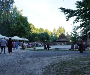 Sielanka na parkiecie w Muzeum Wsi Lubelskiej pod gołym niebem! Za nami kolejna potańcówka w rytmie miejskiego folkloru z Warszawy i Lwowa