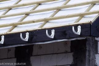 Dach z blachy: kolejność prac przy montażu pokrycia (pierwsze obróbki blacharskie)