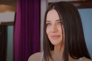 Kuzey i Bahar pójdą do salonu sukien ślubnych, by wybrać dla dziewczyny kreację.