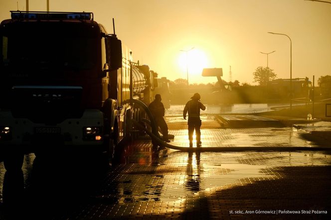  Kawle. Pożar zakładu przetwórstwa drobiowego. 120 strażaków walczy z żywiołem w czwartek, 14 sierpnia. Jeden z nich zaginął [ZDJĘCIA]