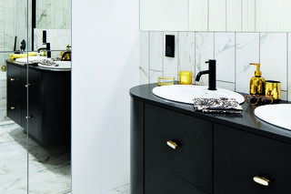 Czarno-biała łazienka z marmurem i złotymi dodatkami