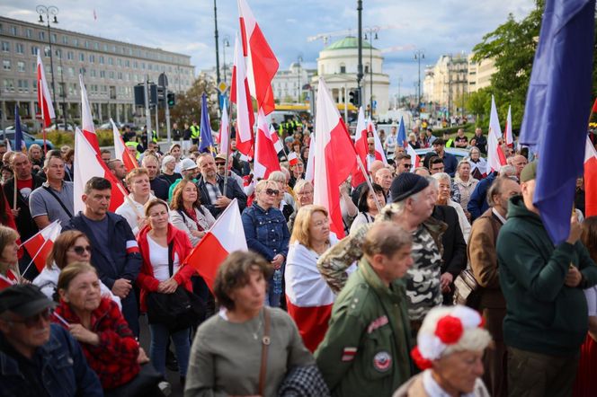 W Warszawie odbył się antyimigrancki marsz i kontrmanifestacja. Pojawiło się kilka tysięcy osób