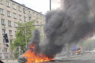 Autem elektrycznym huknął w słup, pojazdstanął w ogniu