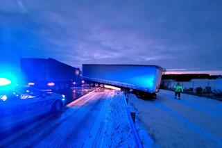 Śliskie drogi w warmińsko-mazurskim. Na S7 doszło do zderzenia dwóch aut ciężarowych [ZDJĘCIA]