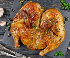 Smażony na płasko kurczak po gruzińsku. Przepis na chrupiące kurczę tabaka