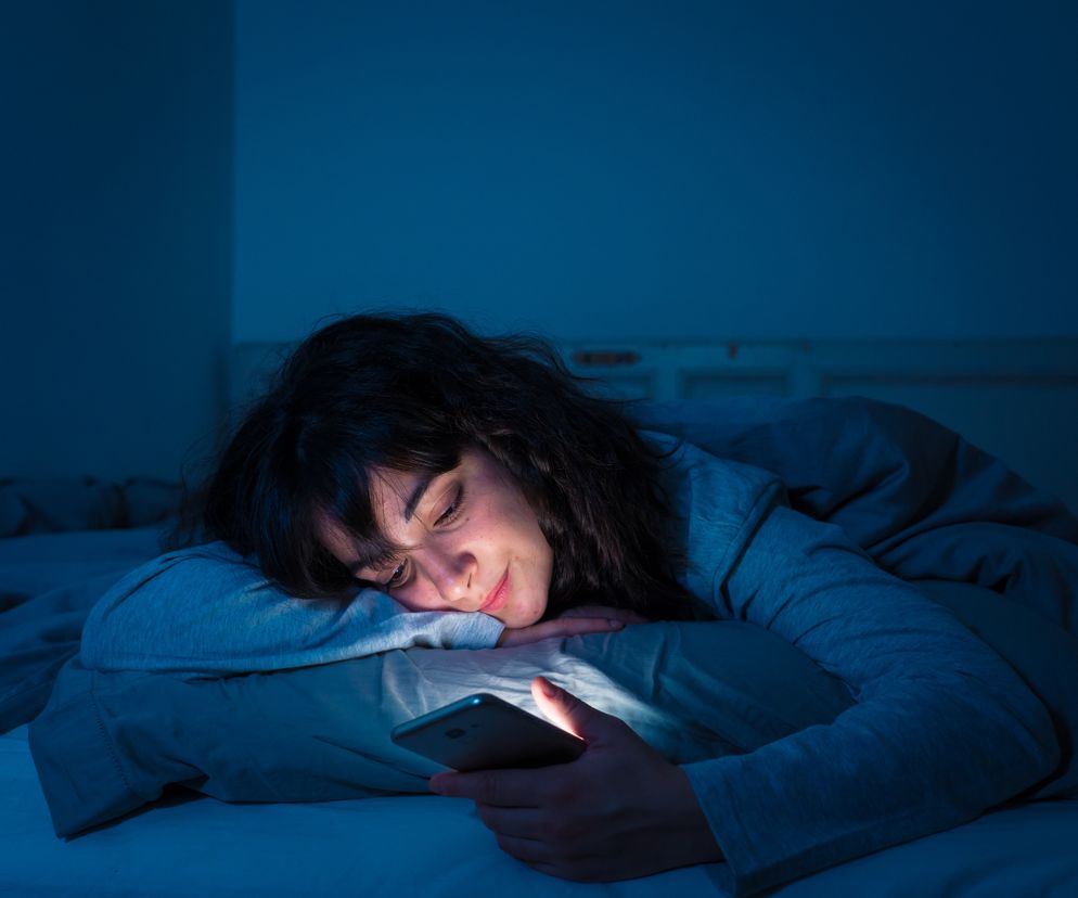 Niebieskie światło przyspiesza starzenie. Oto, co możesz zrobić