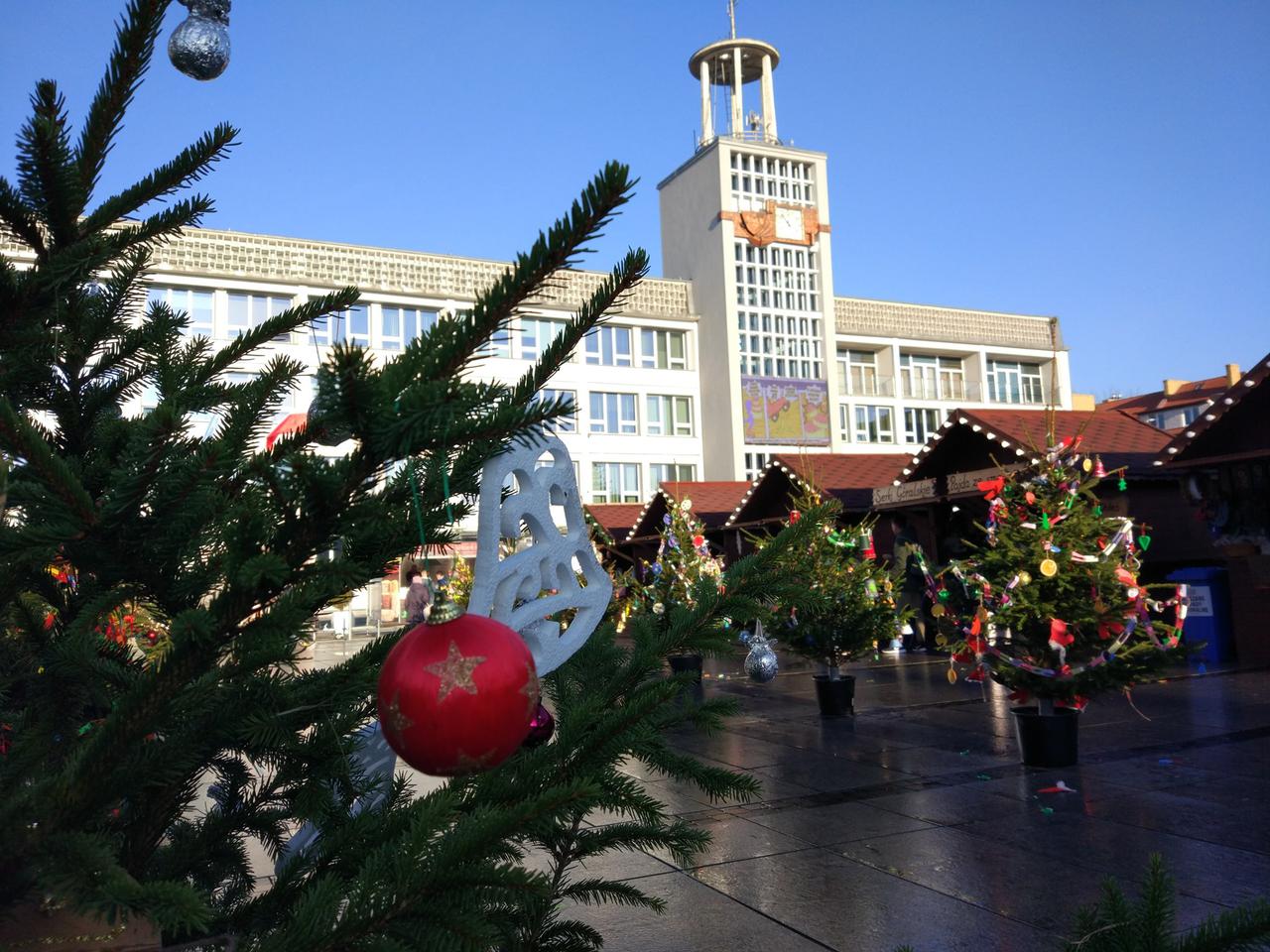 Trwa świąteczny jarmark w Koszalinie. Na plac przed ratuszem przychodzą tłumy [ZDJĘCIA]