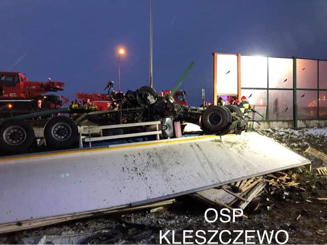 Poznań Wschód: Tragedia na A2. Ciężarówka wypadła z drogi. Kierowca nie miał szans