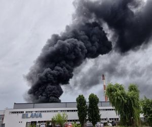 Pożar składowiska opon w Toruniu. Dym widoczny z daleka