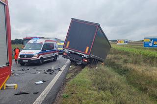 Osobówka zderzyła się z dwoma ciężarówkami w Grudziądzu. Trzy osoby w szpitalu [ZDJĘCIA] 