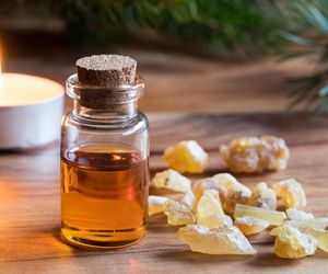 Na zdrową skórę, zmarszczki i gęste włosy. Ten magiczny olejek ma wiele zastosowań