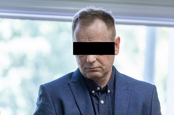 Z dwoma nożami rzucił się na matkę