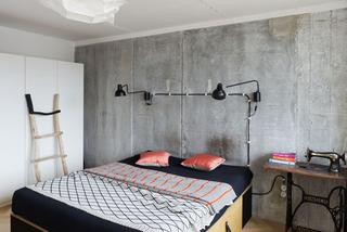 Sypialnia, betonowa ściana