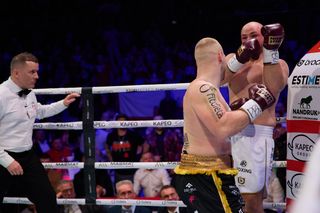 Adam Kownacki ZDEMOLOWANY w pierwszej minucie! Błyskawicznie zwycięstwo Meyny. Sędzia natychmiast przerwał starcie