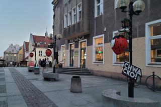 Rusza „Chwacko!”, czyli letni program MOK-u. Na starówce pojawiły się ogromne truskawki [ZDJĘCIA]