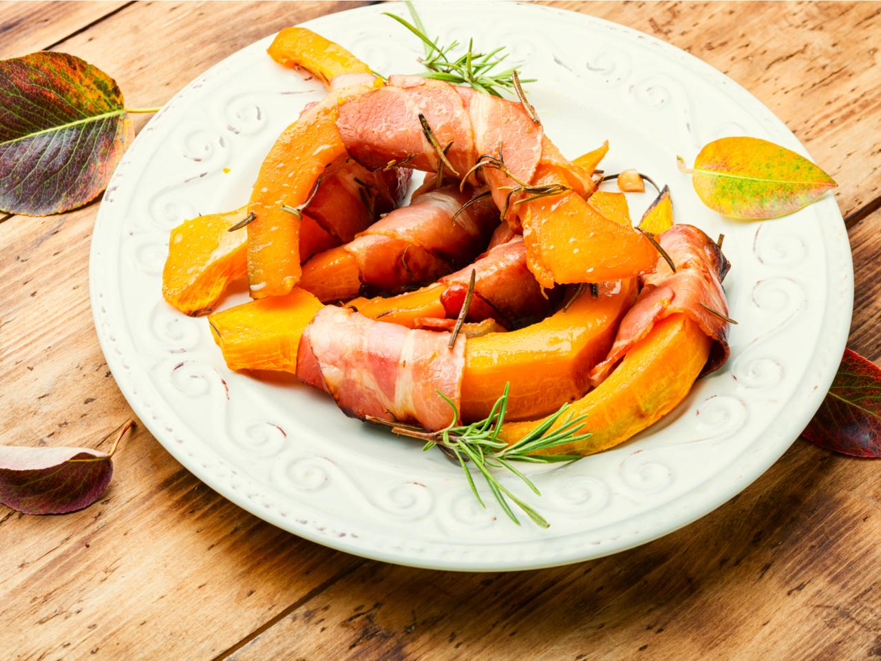 Dynia muskat pieczona z boczkiem: przepis na najlepszą przekąskę