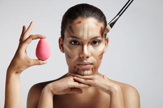 Konturowanie twarzy makijażem. Jak zmienić rysy twarzy podkładem?