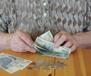 Prawie 2 tysiące złotych od ZUS dla osób 60+. Sprawdź, kto i jak może ubiegać się o to świadczenie