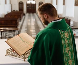 Ile Polacy dają na tacę? Dane niepokoją! A będzie tylko gorzej