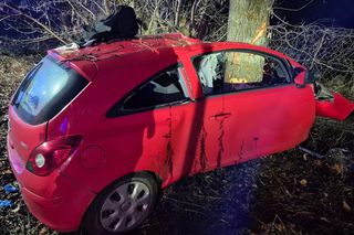 Huknął oplem w drzewo, pień przepołowił auto. Tragedia w Nowym Dworze Mazowieckim