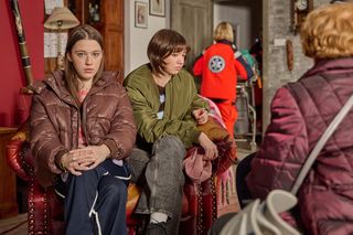 Na Wspólnej odc. 4025. Krystyna Agier (Małgorzata Knothe), Ula (Julia Jurek), Dorota (Anastazja Kohut)