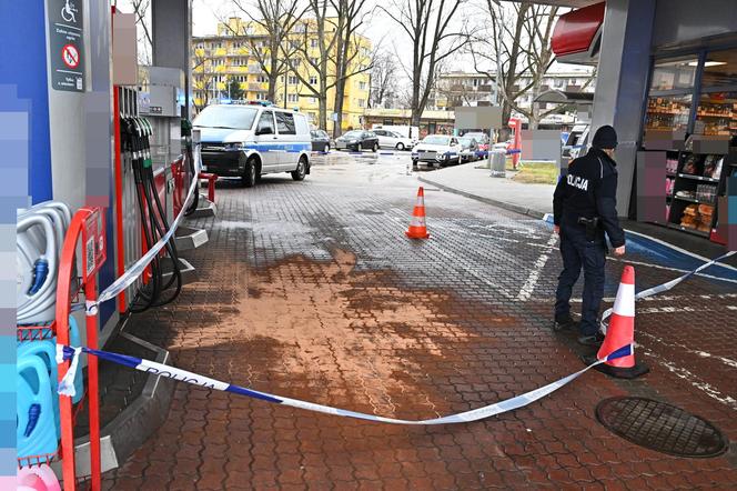 Horror na stacji benzynowej. Zaczął wylewać paliwo na ziemię