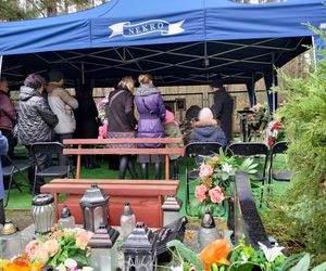 Pogrzeb tragicznie zmarłej rodziny z Namysłowa. Matka i syn spoczęli w jednym grobie. Ceremonia