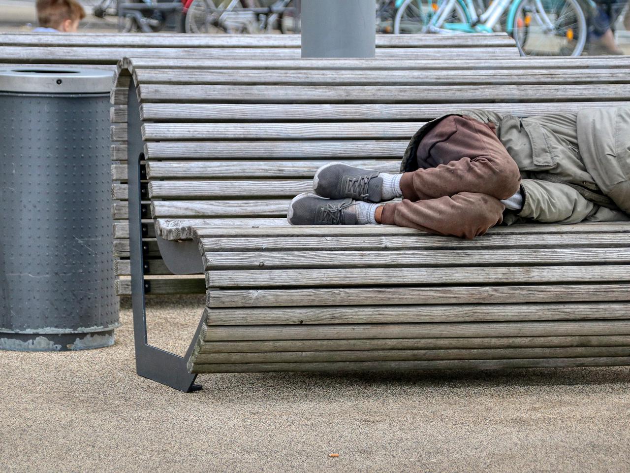 Płońsk. Zaprosili bezdomnego do domu, a później go pobili! 62-latek nie żyje