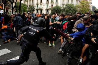 Hiszpania pałuje demokrację! ZAMIESZKI na ulicach, 888 rannych