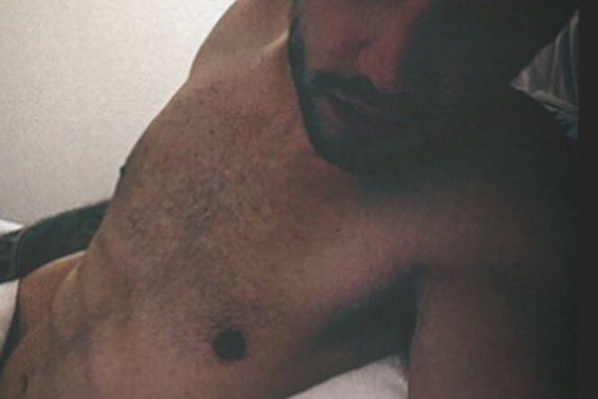 Liam Payne nago w łóżku