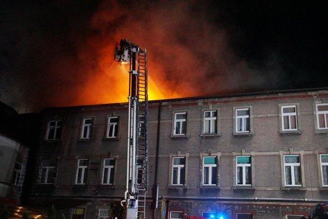 Potężny pożar kamienicy w Nakle nad Notecią. Nie żyje jedna osoba